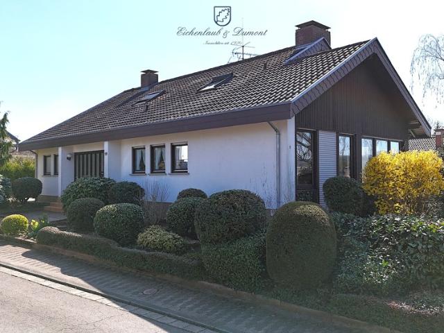 Freistehehendes Einfamilienhaus mit ELW und 2 Garagen in Top Lage von Riegelsberg
