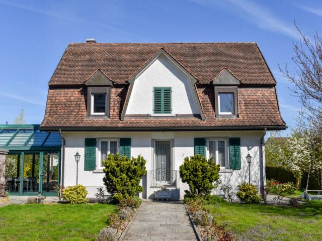 Freistehend, top unterhalten, mit Schopf, Doppelgarage, grosser Garten
