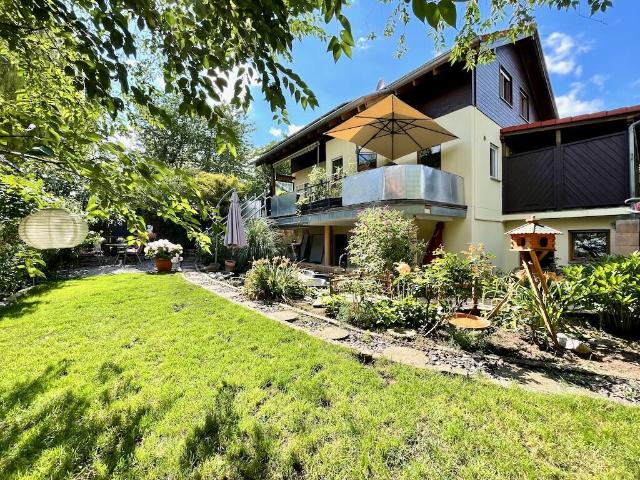 Freistehend und modernisiert in idyllischer Lage mit traumhaftem Garten Spaziergang vor der Tür
