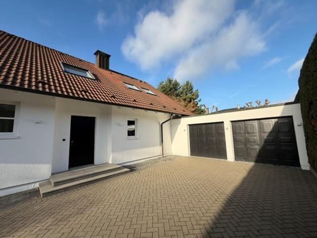 Freistehend und ruhig gelegen ! Einfamilienhaus mit großem Garten in Alt Meererbusch – Fohrer Select Immobilien