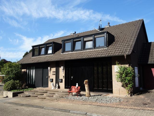 FREISTEHEND EXKLUSIV 1 FAM. HS. 3 GARAGEN, 7 ZI./237 QM WFL. MARMOR, KAMIN, SAUNA IN KNITTKUHL