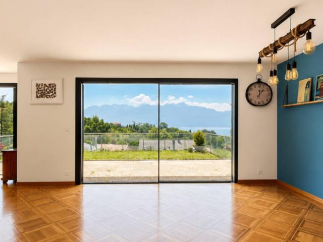 Freistehende 6,5 Zimmer Villa mit Panoramablick auf den Genfersee und die Alpen