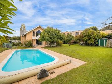 Freistehende 6 Zimmer Villa mit großem Garten und beheiztem Pool – in Payerne