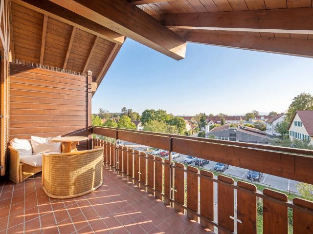 Freistehende Dachgeschosswohnung mit überdachtem Balkon