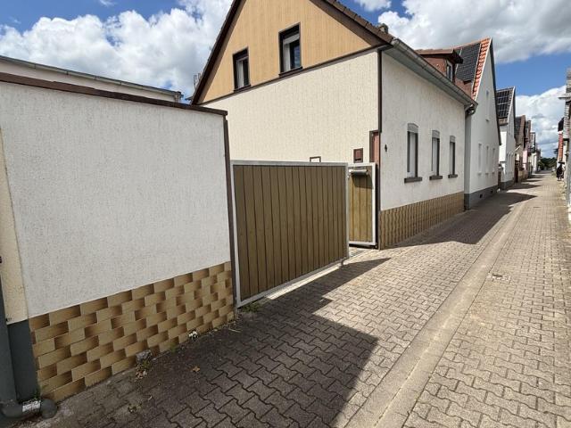 Freistehende Einfamilienhaus in Worms Heppenheim mit Hof in Garage