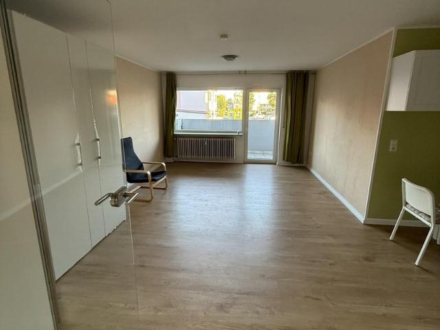 Freistehende, helle & großz. 1 Zi. Whg. 42m² m. Balkon, PKW Stellplatz, EBK provisionsfrei