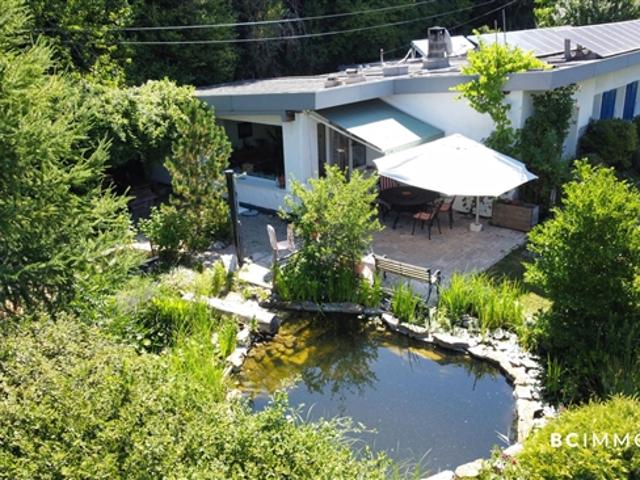 Freistehende Wohnung mit ausgewachsenem Garten, natürlichem Teich und hervorragender Energieeffizienz