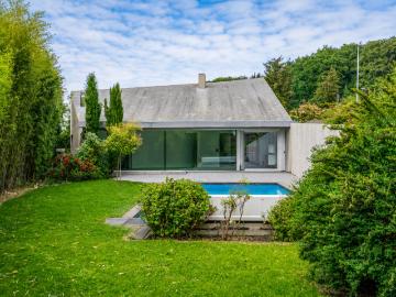 Freistehende, vom Architekt entworfene Villa mit Schwimmbad in Mont sur Lausanne