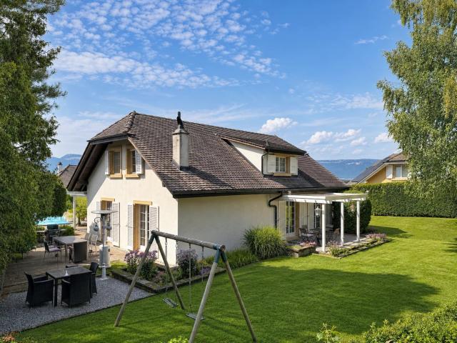Freistehende Villa auf großem Grundstück