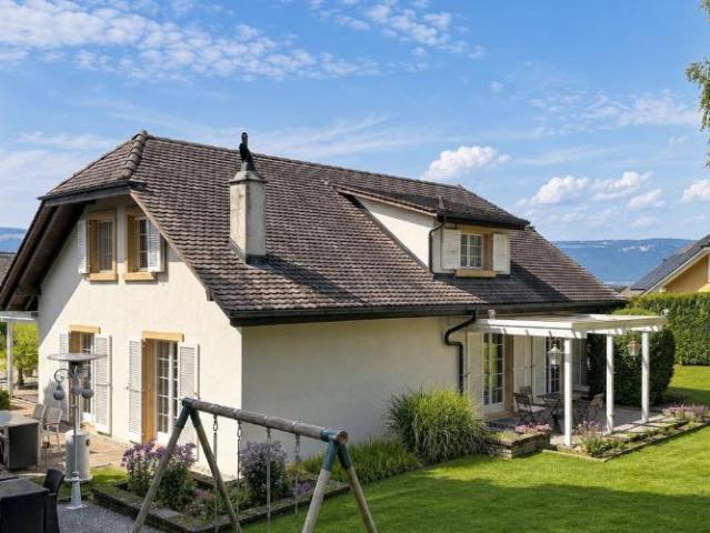 Freistehende Villa auf grossem Grundstück