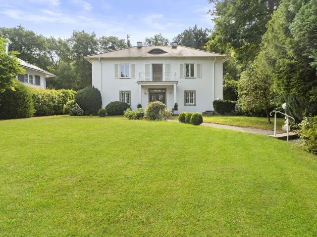 Freistehende Villa in bester Lage mit Ausbaupotential