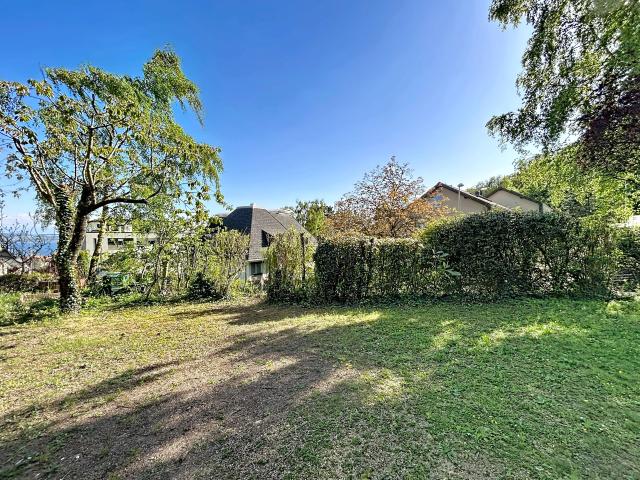 Freistehende Villa in den Höhen von Neuchâtel, Ausblick auf See und Alpen