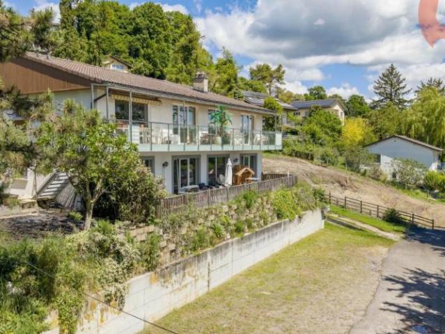 Freistehende Villa mit Mieteinnahmen, nur wenige Schritte vom See entfernt