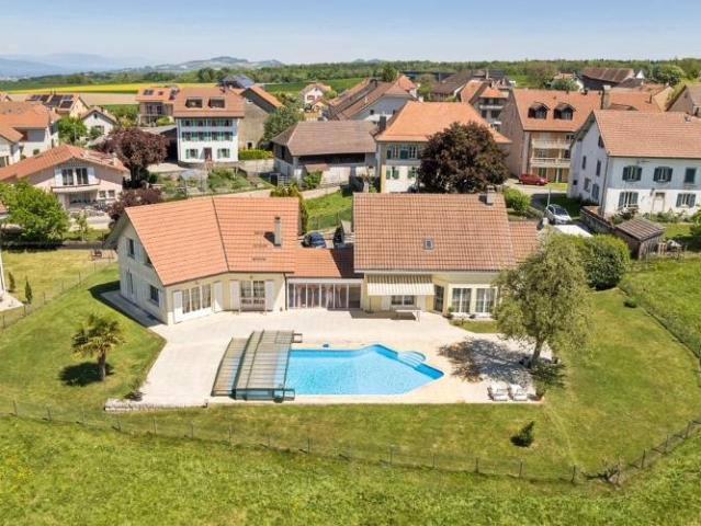 Freistehende Villa mit Nebengebäuden