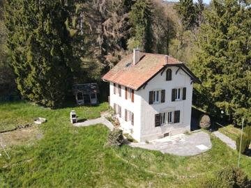 Einfamilienhaus mit grossem Grundstück in Bôle – grosses Potenzial