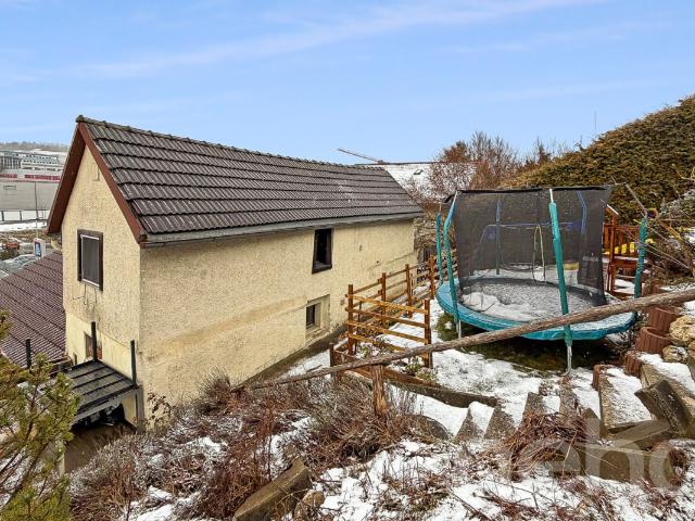 Freistehende Villa mit Lagerraum und Werkstatt
