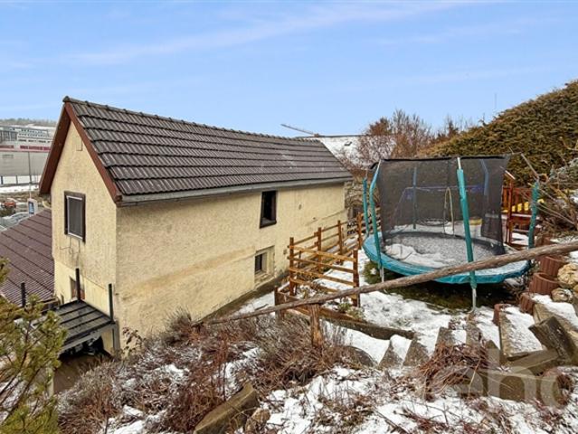 Freistehende Villa mit Lagerraum und Werkstatt
