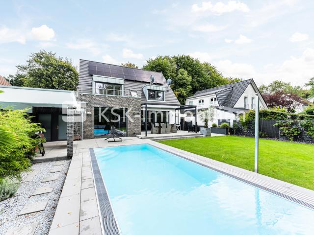 Freistehende Villa mit Pool in Köln Junkersdorf
