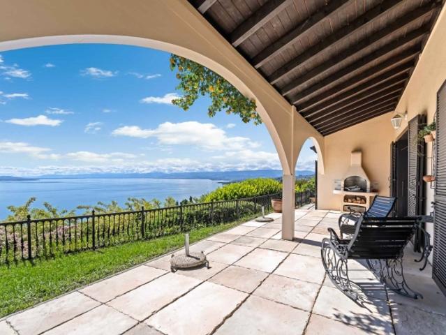 Freistehende Villa mit Pool und Panoramablick auf den See