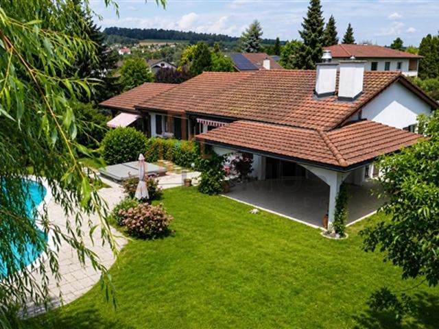 Freistehende Villa mit Schwimmbad auf einem prächtigen bewaldeten Grundstück