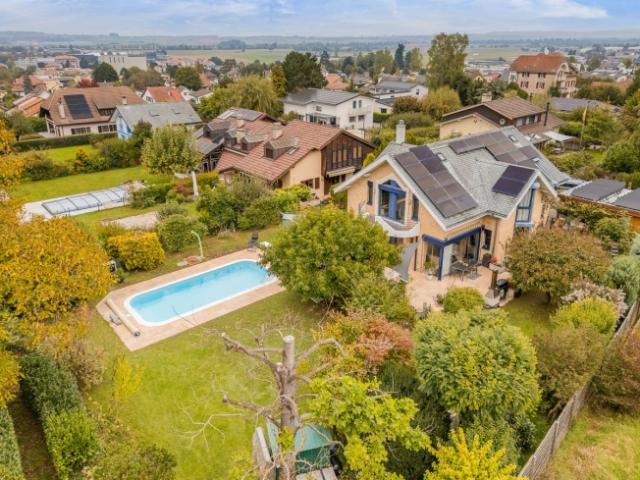 Freistehende Villa mit sechs Zimmern und großem Garten und Schwimmbad – in Payerne