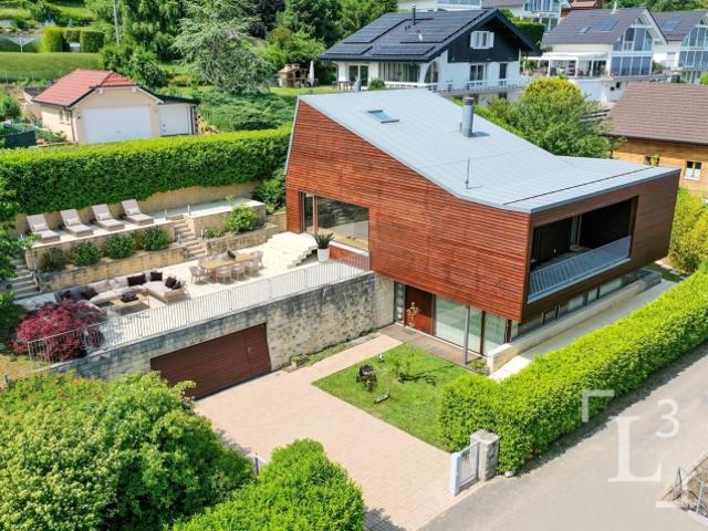 Freistehende Villa mit Seeblick