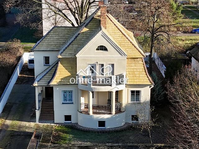 Freistehende Villa mit Terrasse, Balkon und großem Grundstück in zentraler Lage
