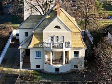 Freistehende Villa mit Terrasse, Balkon und großem Grundstück in zentraler Lage