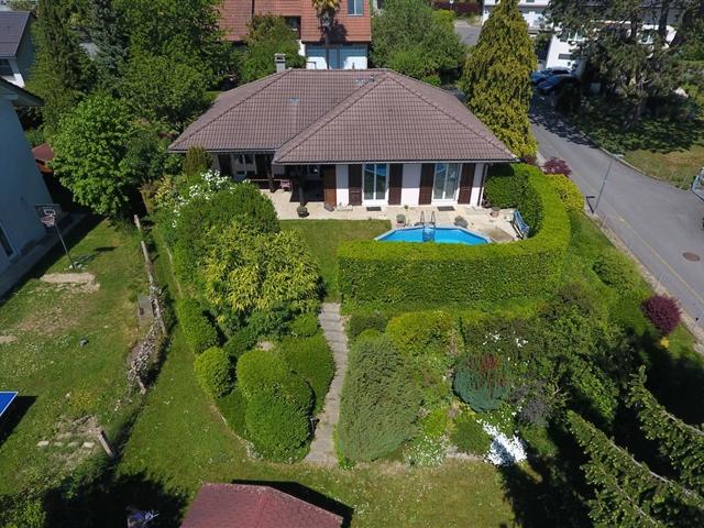VERKAUFT – Freistehende Villa mit wunderschönem Garten