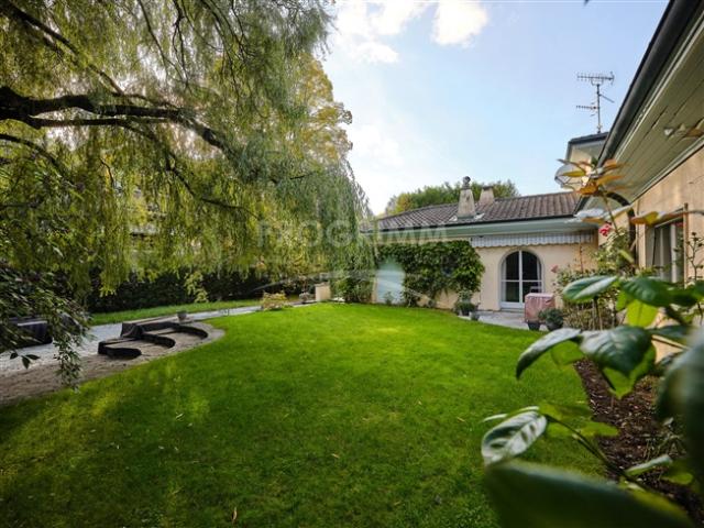 Freistehende Villa mit 5 Schlafzimmern 3 Badezimmer Schwimmbad In der Nähe der Ecolint und Grangettes Klinik