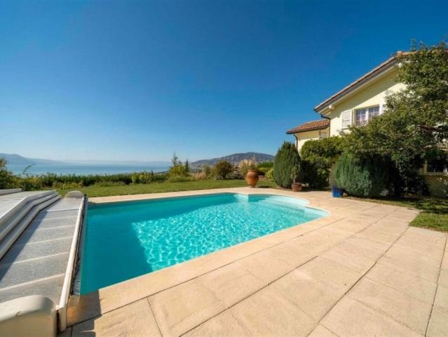 Freistehende Villa mit 6,5 Zimmern und Schwimmbad – wunderschöner Blick auf den See