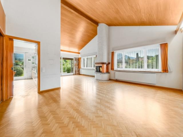 FREISTEHENDE VILLA + STUDIO – 3 GARAGEN – EXKLUSIV