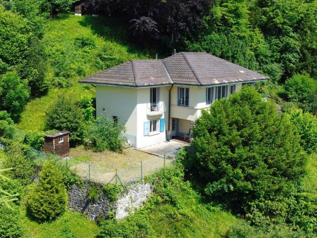 EINZELHAUS PANORAMABLICK AUF SEE UND BERGE