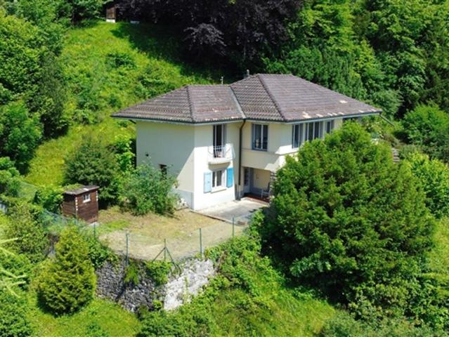 EINZELHAUS PANORAMABLICK AUF SEE UND BERGE
