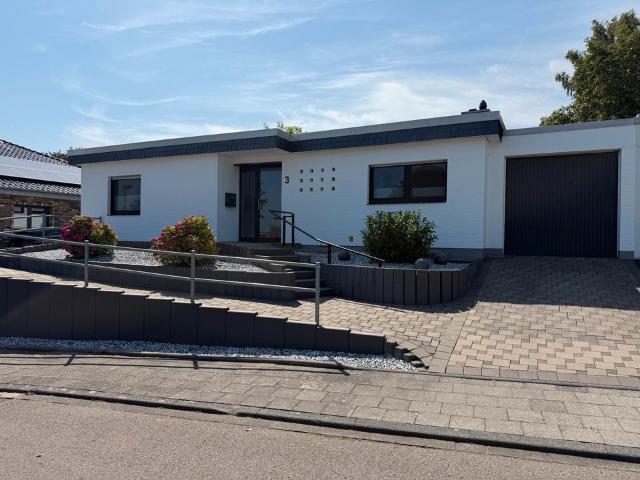 Freistehender Bungalow mit 2 Garagen in 50181 Bedburg