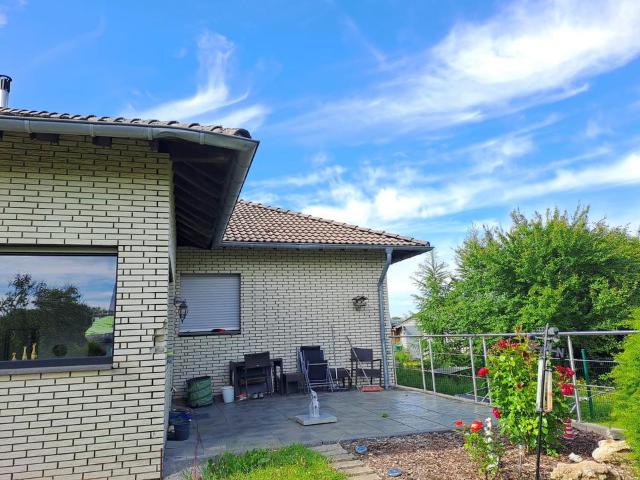 Freistehender Bungalow mit vermieteter Souterrain Wohnung