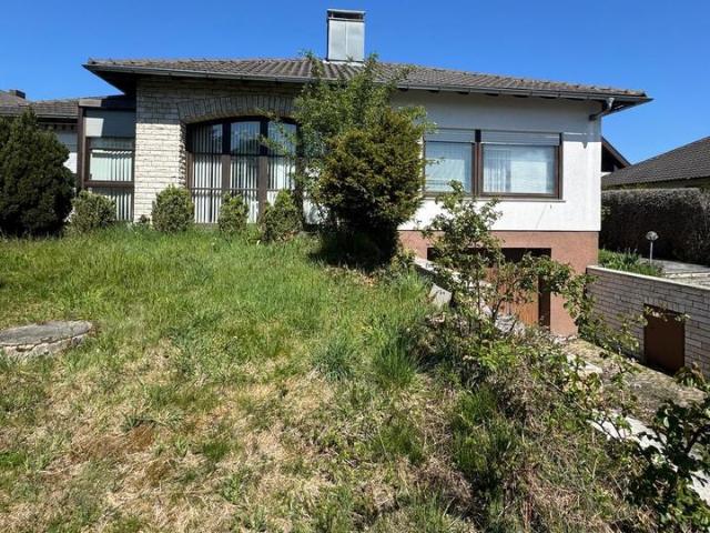 Freistehender Bungalow mit Wintergarten und Keller