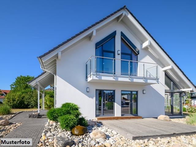 Freistehender Bungalow mit Garten und Garage