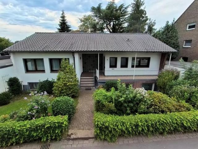 Freistehender Bungalow mit großem Garten in Duisburg Oestrum