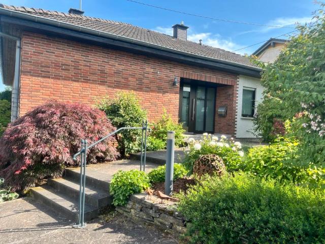 Freistehender Bungalow mit neuem Bad auf 917 m² Grundstück