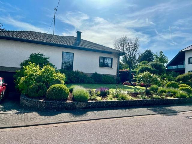 Freistehender Bungalow mit neuem Bad auf 917 m² Grundstück