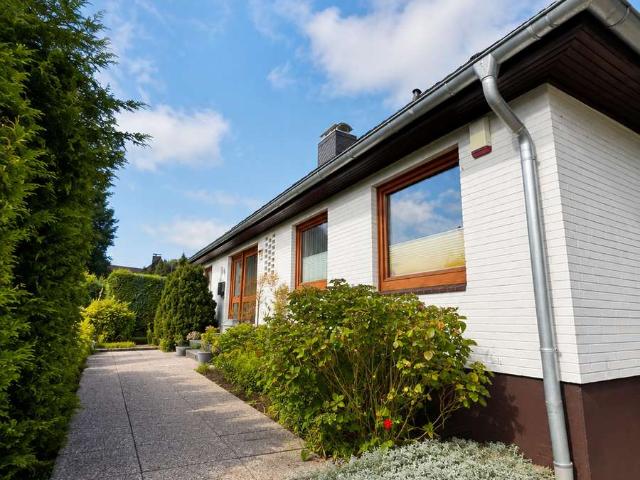 Freistehender Bungalow auf großzügigem Eckgrundstück – ausgebautes DG & Vollkeller