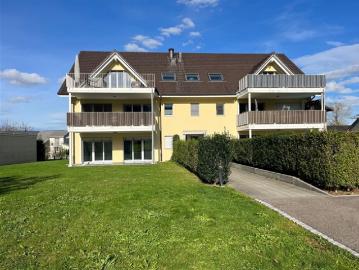 Freistehendes Mehrfamilienhaus an sonniger Lage mit Autoeinstellhalle