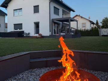 Freistehendes Modernes Einfamilienwohnhaus mit Garten