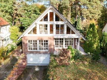 Freistehendes Architektenhaus mit Garten und Tiefgarage im wohnbegehrten Kleinmachnow