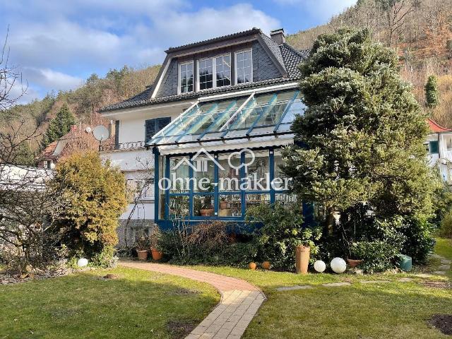 Freistehendes Architektenhaus mit einem großzügigen Wintergarten