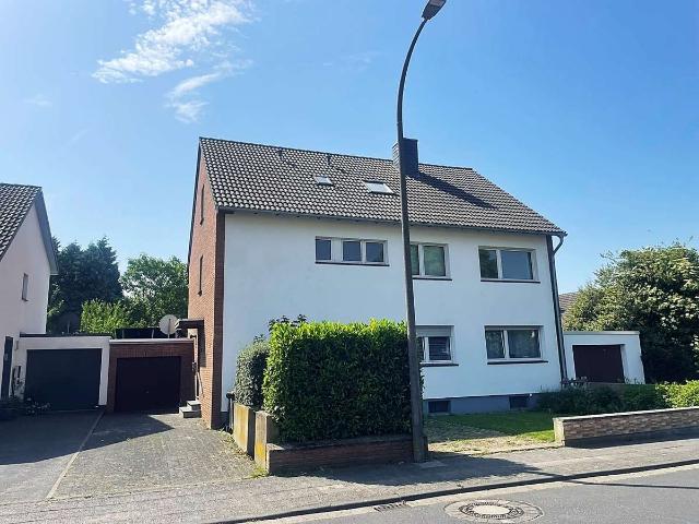 FREISTEHENDES DREIFAMILIENHAUS IN RUHIGER ECKLAGE