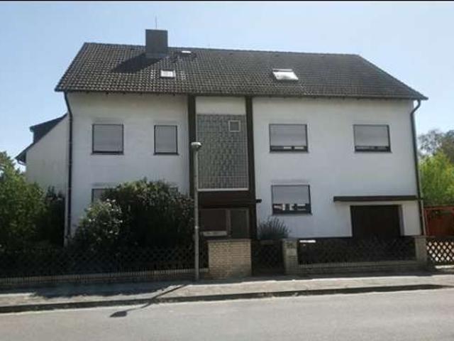Freistehendes Dreifamilienhaus mit großem Garten