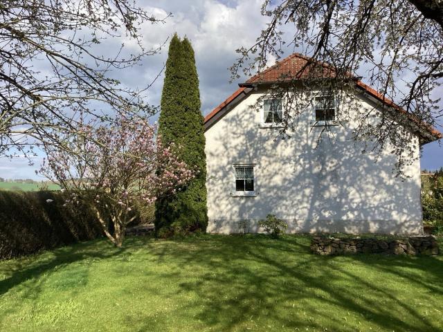 Freistehendes EFH im Landhausstil: weitläufiges Grundstück am Feldrand, Doppelgarage & Carport