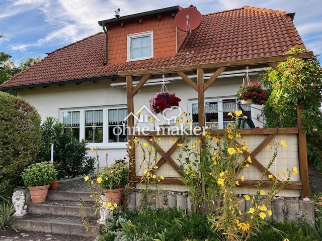 Freistehendes EFH im Landhausstil: weitläufiges Grundstück am Feldrand, Doppelgarage & Carport